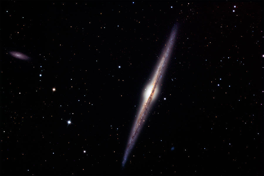 Спиральная галактика NGC 4565, вид сбоку. Очевидно, что если бы не вращение, она тоже скорее напоминала бы шар, чем «сплюснутую тарелку»