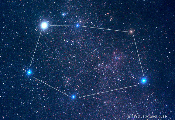 Звезда Капелла (вверху слева) в созвездии Возничего