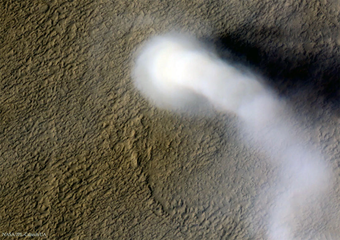 «Пыльный дьявол» - небольшой торнадо на поверхности Марса, сфотографированный с орбиты планеты