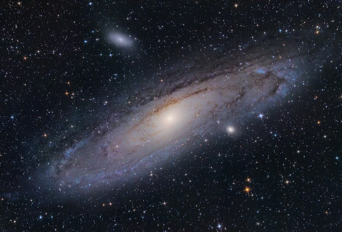 Галактика туманность Андромеды сейчас приближается к нам на скорости 300 км в секунду. Пока не так уж и быстро, по космическим меркам