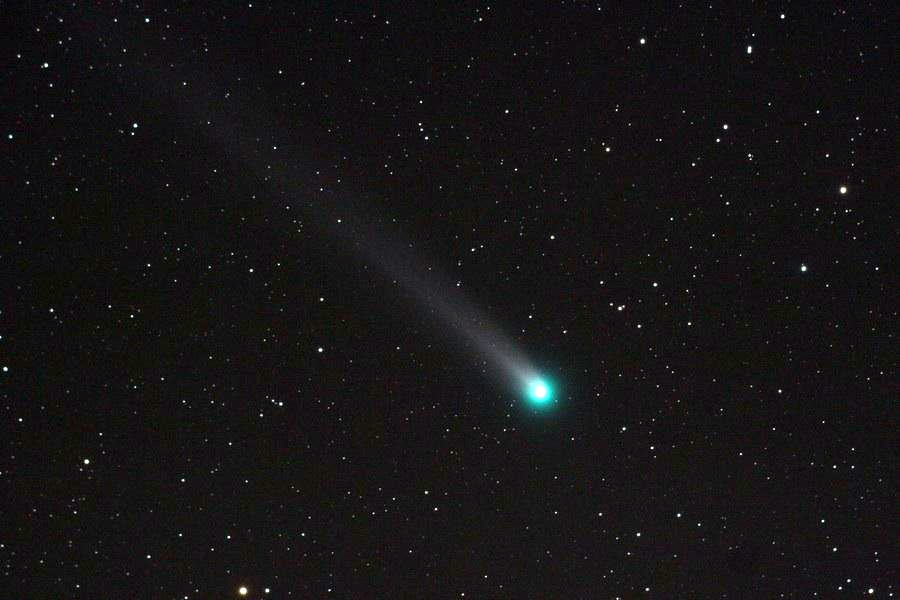 Комета наблюдаемая в телескоп - тот случай, когда максимальное увеличение скорее смажет картинку 