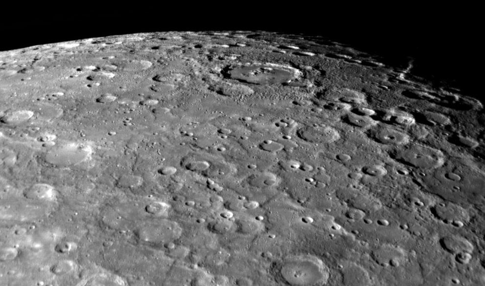 Поверхность Меркурия очень напоминает лунную. Фото с зонда «Мессенджер»