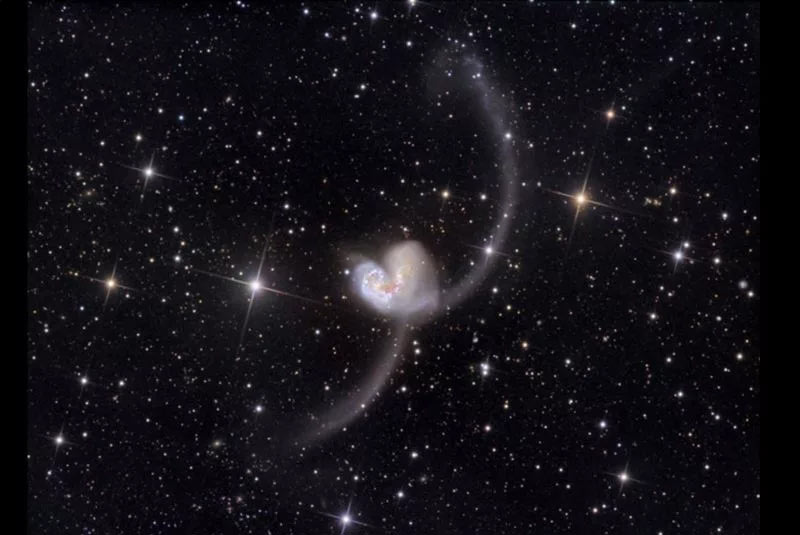 Фото столкновения «антенных» галактик NGC4038 и NGC4039