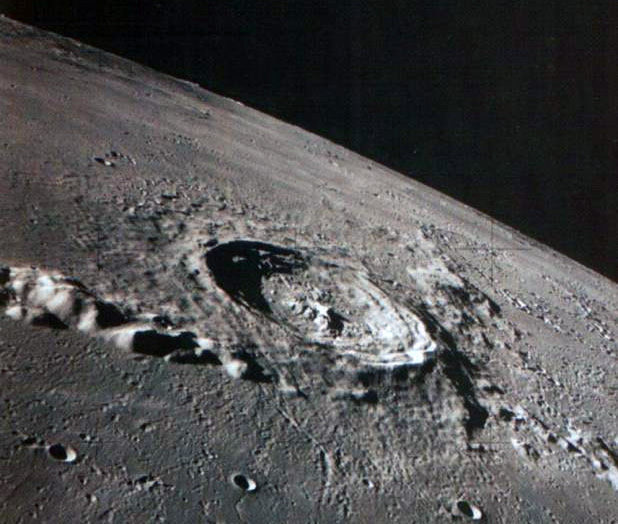 Кратер Коперника на Луне, хорошо виден и кольцевой вал и днище кратера и конечно характерная горка в центре