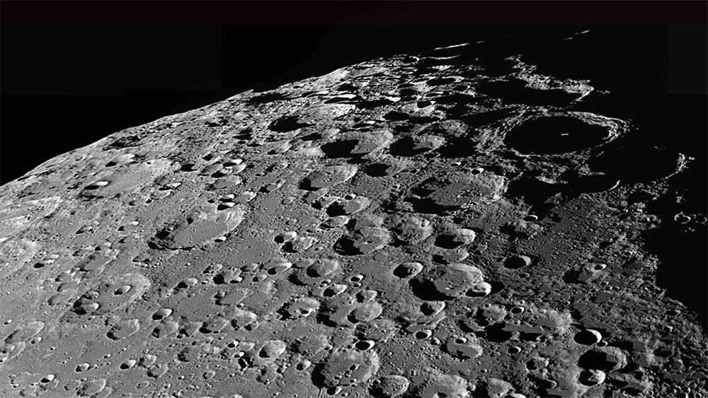 Над метеоритными кратерами Луны время почти не властно - там нет атмосферы, ветра и воды
