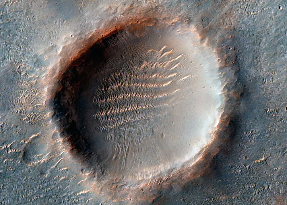 Кратеры Марса не очень похожи на лунные - самые старые из них сильно разрушены и частично засыпаны песком,