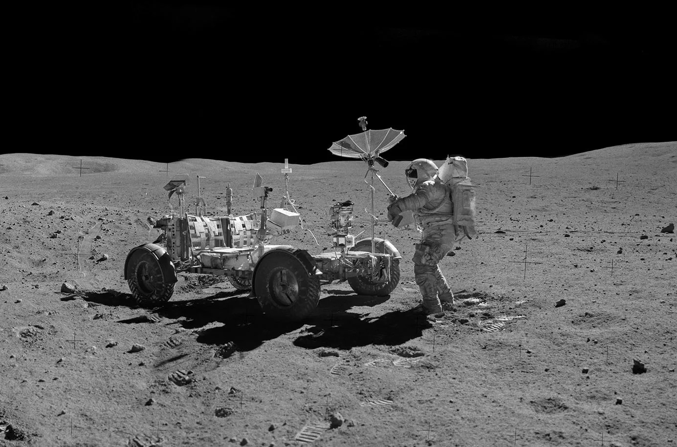 «Лунный багги» из состава «Аполлон-16» на Луне