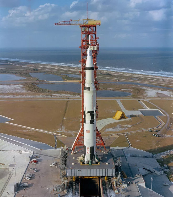 Лунная ракета-носитель «Сатурн-5» с космическим кораблем «Аполлон»