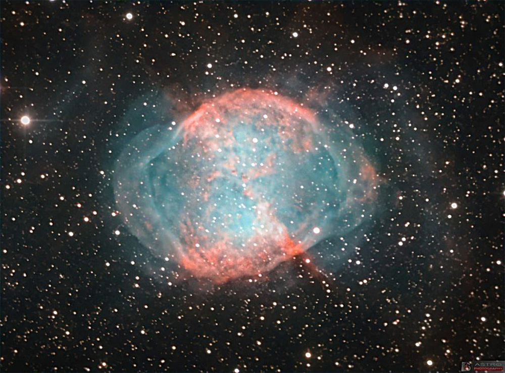 Планетарная туманность М27 Гантель: яркий «пузырь» - сброшенная оболочка звезды