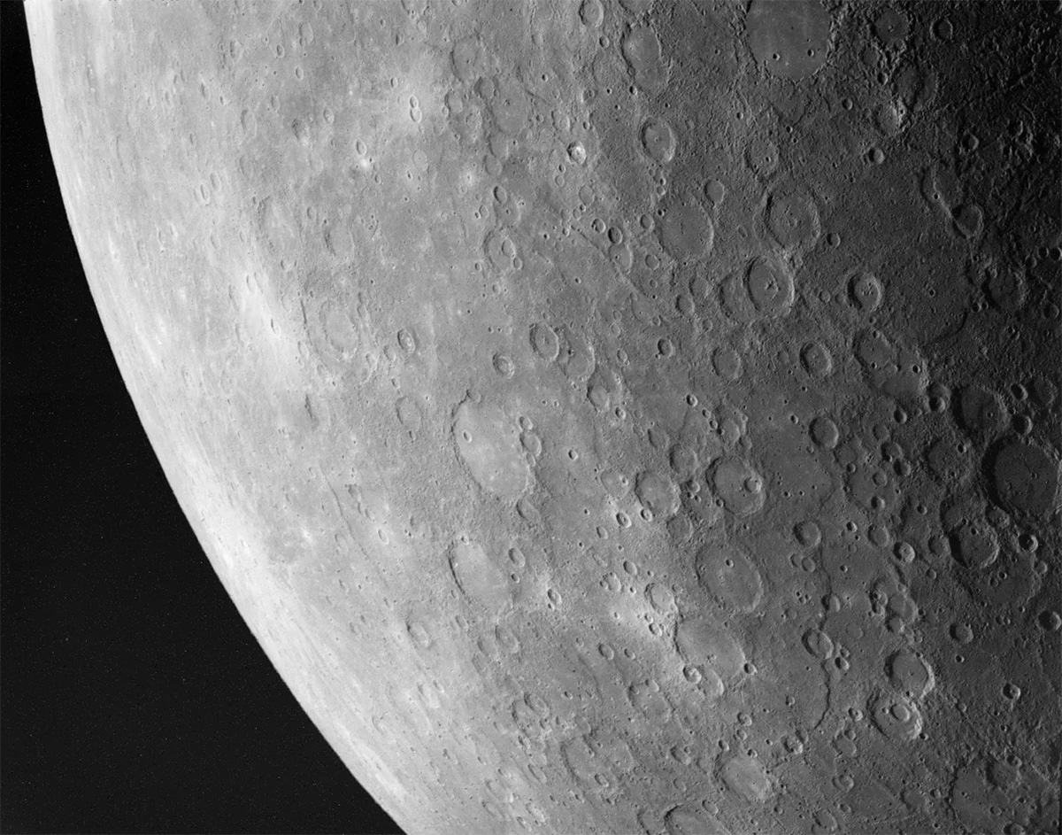 Меркурий похож на Луну внешне, не удивительно, что и реголит на Меркурии очень похож на лунный