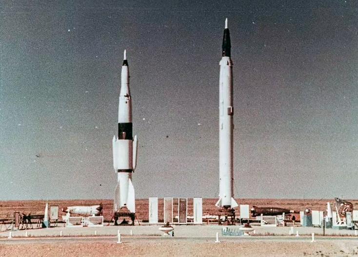 Космические ракеты Р-2 (слева) и Р-5 (справа), именно на таких проходили завершающие этапы эксперимента по отправке живых существ в космос