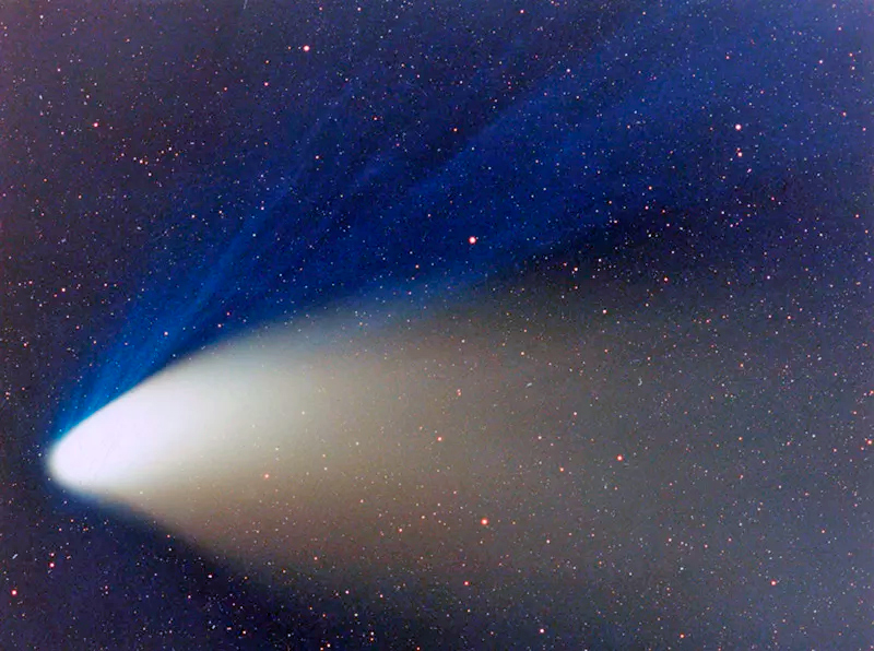 Комета Хейла-Боппа во всей красе, отчетливо виден двойной хвост кометы