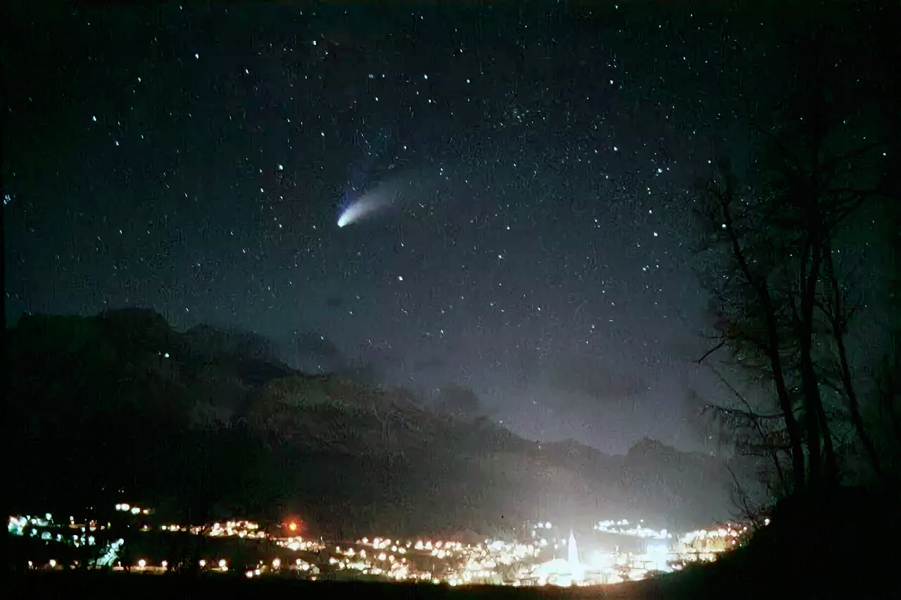 Комета Хейла-Боппа в 1997 году 