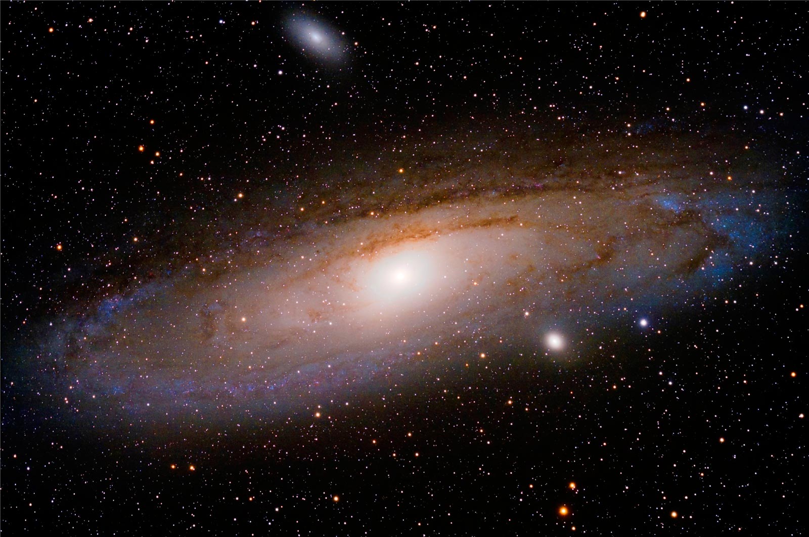 Галактика Андромеды, или Туманность Андромеды (M31). Яркое пятно в верхней части снимка - «спутник» Андромеды: M110, а яркая точка чуть ниже диска M31 - ещё один спутник: M32
