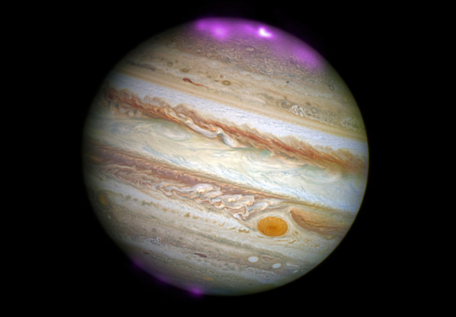 Полярные сияния на Юпитере, осенью 2011 года. Принимая во внимание, что Юпитер в 300 раз больше Земли, масштаб явления просто поражает воображение! 