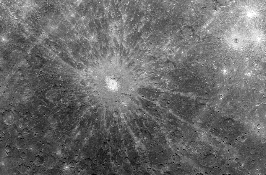Светлые лучи расходящиеся от лунных кратеров это мелкие частицы метеорита 
