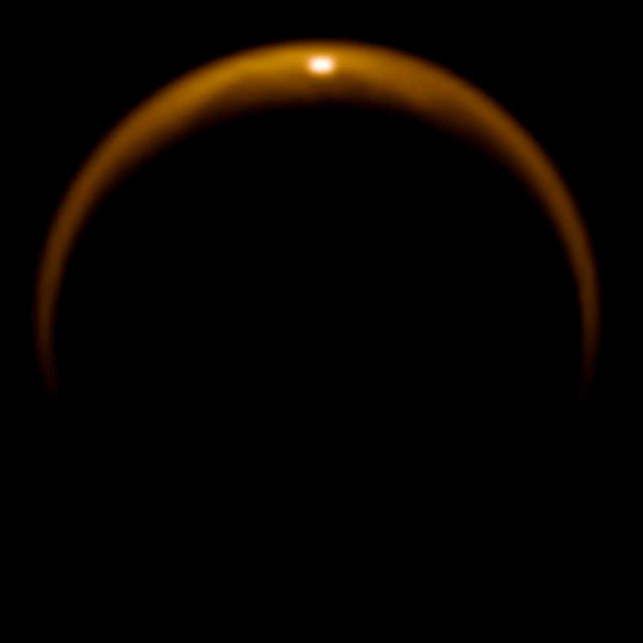 Блик на фото - отражение солнечного света от поверхности жидкого метанового озера на Титане. Впечатляет, а?