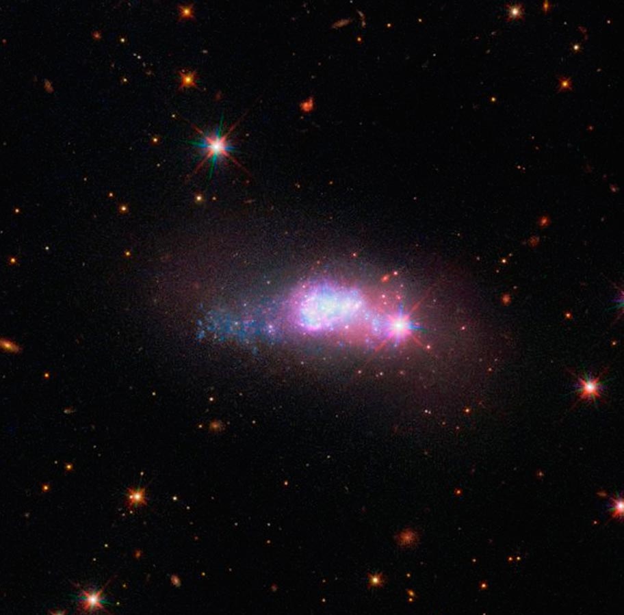Голубая карликовая галактика ESO 338-4 - неправильная галактика