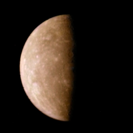 Меркурий в естественных цветах, как его заснял в свое время «Маринер-10»