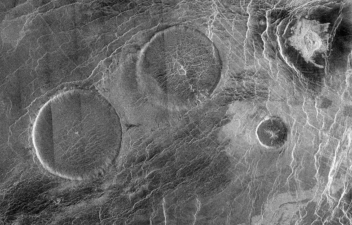 есть ли кратеры от метеоритов на венере