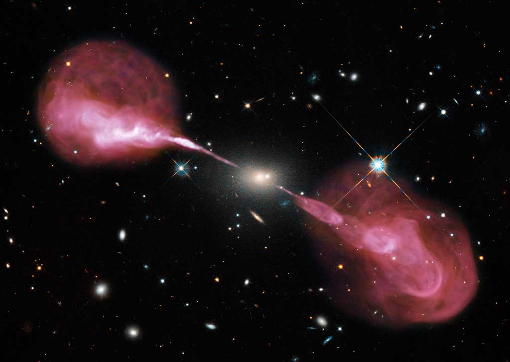 Джет сверхмассивной черной дыры в центре эллиптической галактики Геркулес А. Снимок скомбинирован из снимков телескопа Hubble и радиотелескопом VLA.