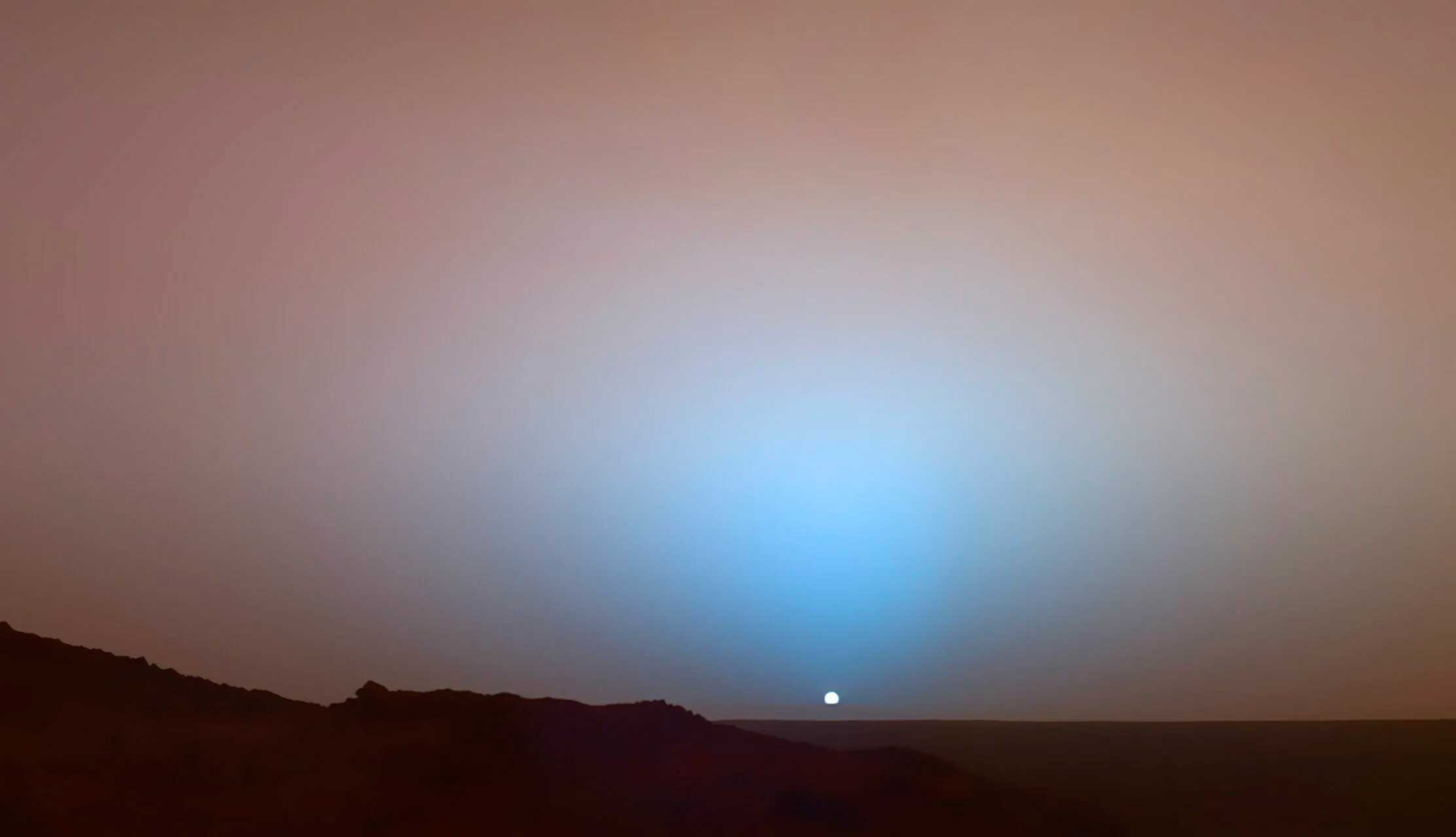 Закат на Марсе, снятый марсоходом «Куриосити». Согласитесь, выглядит совсем не инопланетно